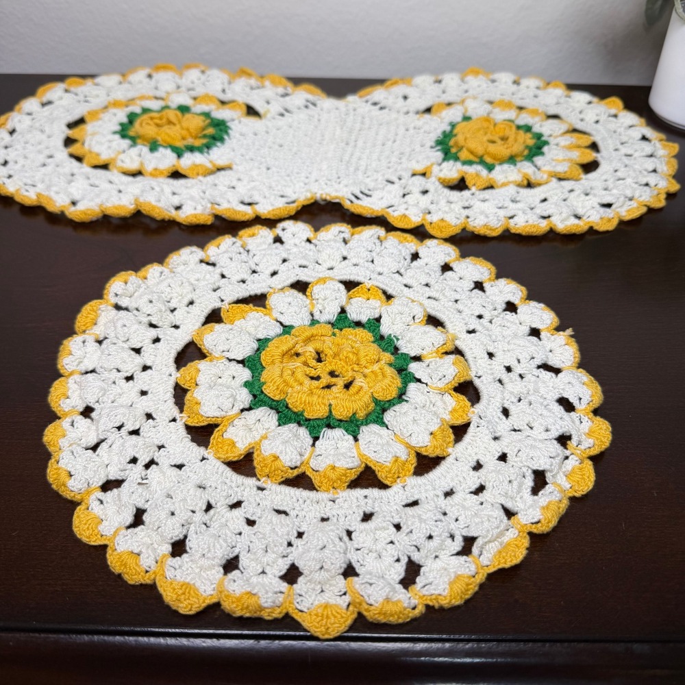 Vintage Handmade Crochet‎ Sunflower Doily Set White Yellow Green Floral 2 Piece - Picture 2 of 6